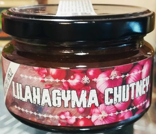  Lilahagyma chutney